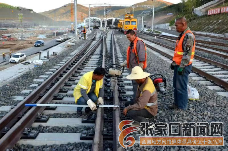 崇禮鐵路全線軌道精搗精調(diào)完工